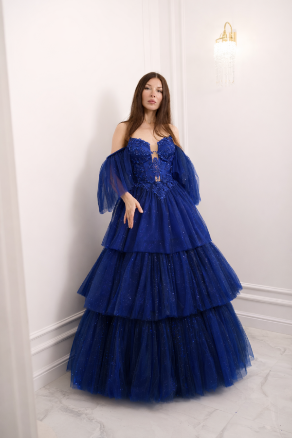 Plesové šaty v královské modré barvě Nádherné šaty královské modré barvy.