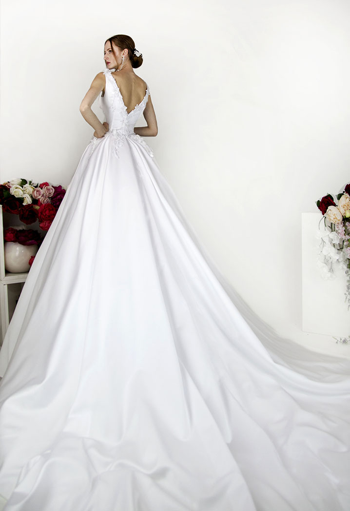 Svatební šaty z bílého saténu a výstřihem na zádech