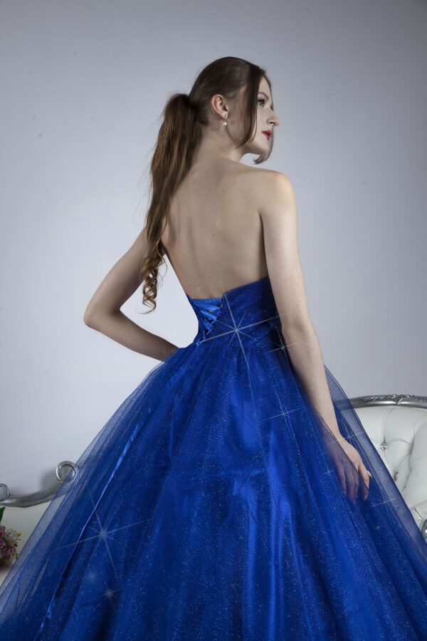 Modré maturitní šaty peo romantickou maturantku