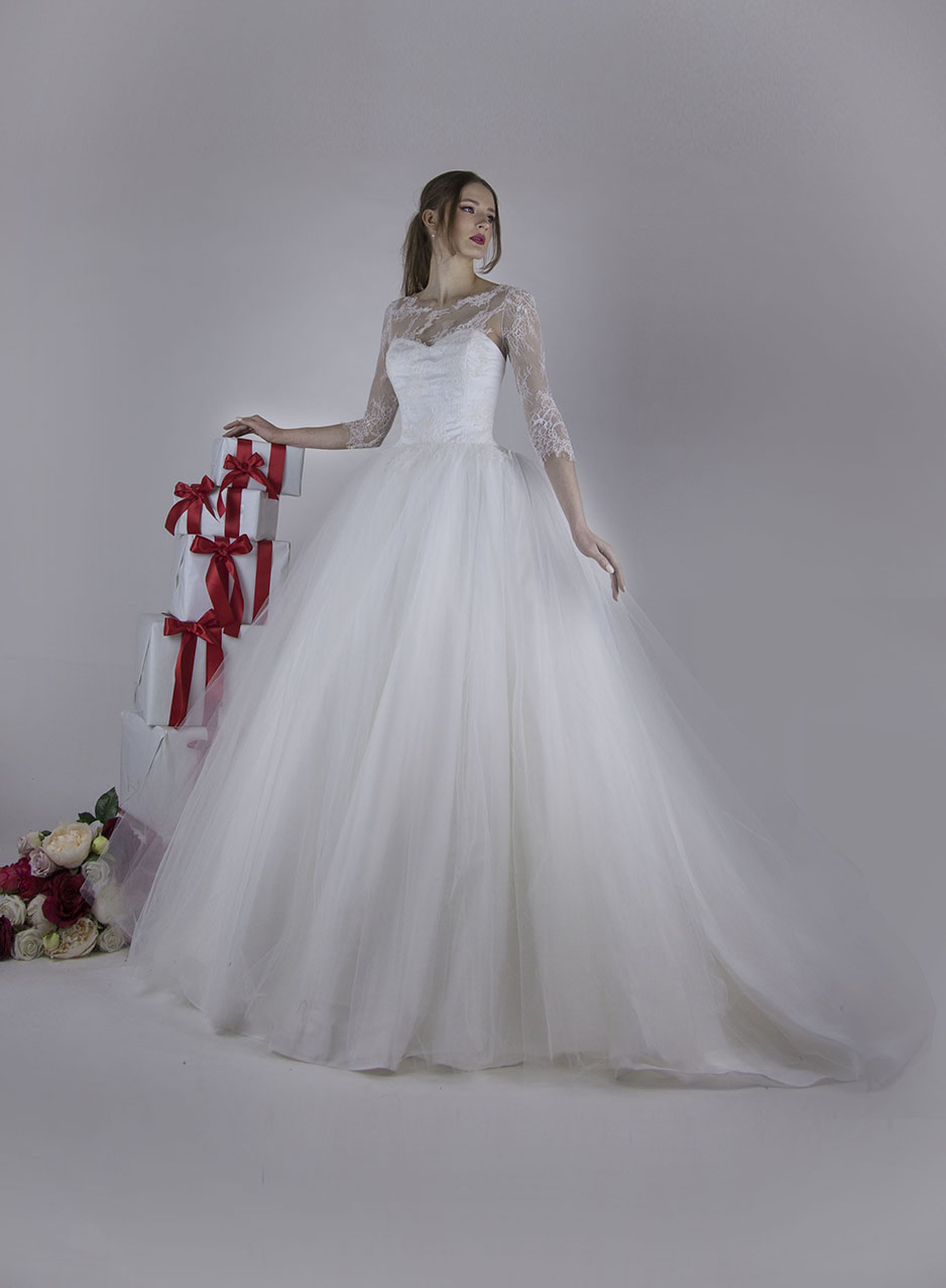 Svatební šaty s korzetovým živůtkem zdobený francouzskou krajkou