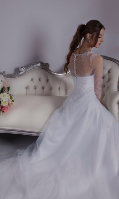 Svatební šaty s jemnou krajkou a luxusním tylem