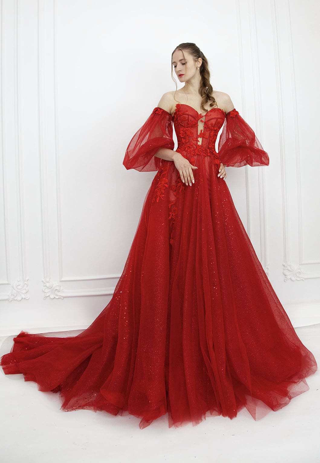 Extravagantní červené plesové šaty s rukávy