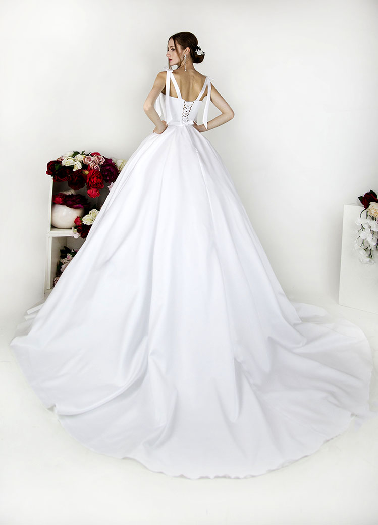Svatební šaty s bílou mašlí
