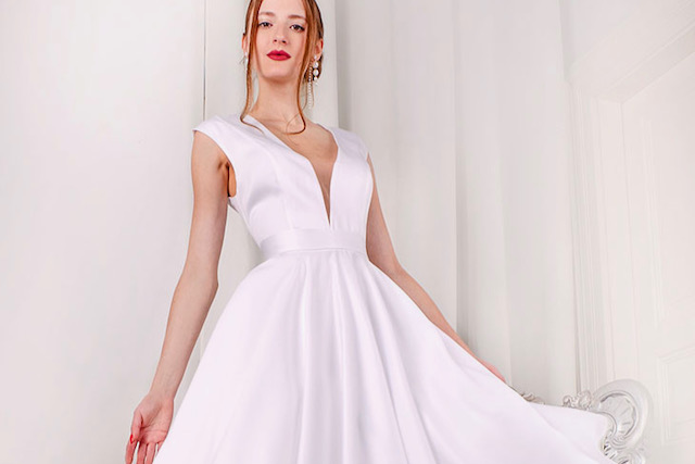 Splývavé svatební šaty bílé barvy s bohatou sukní