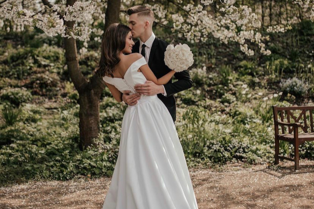 Svatba na zahradě a svatební šaty