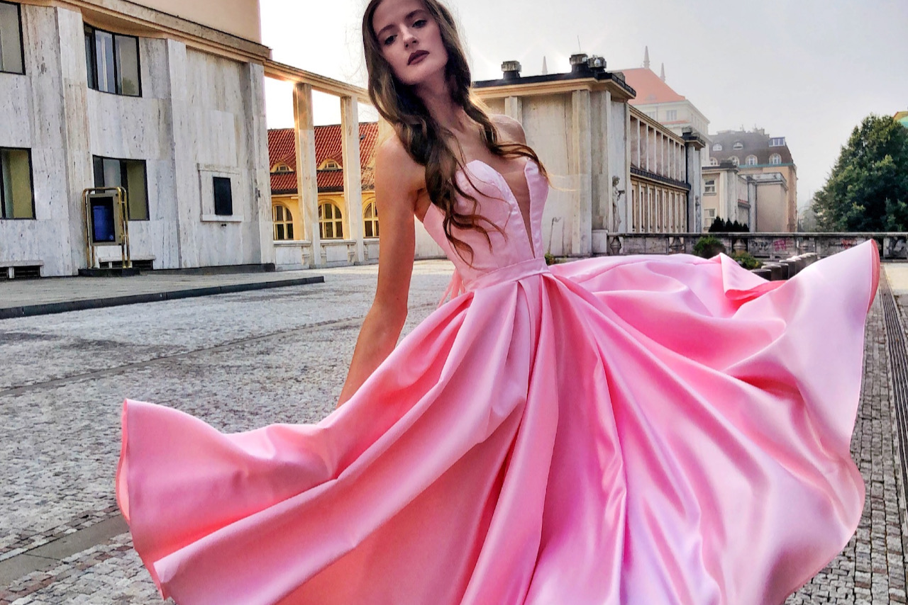 Růžové saténové společenské šaty