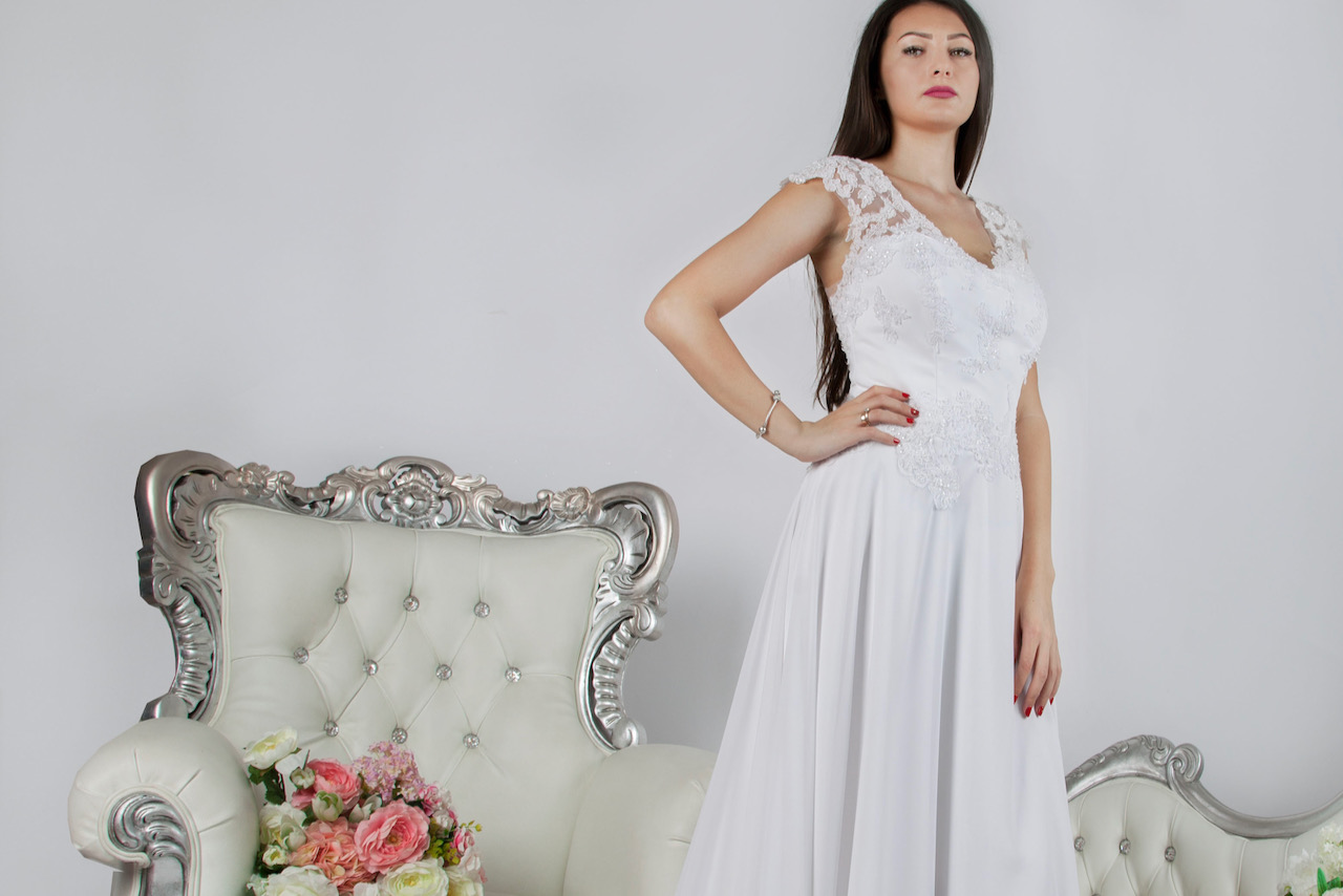 Svatební šaty s korzetem bílé barvy