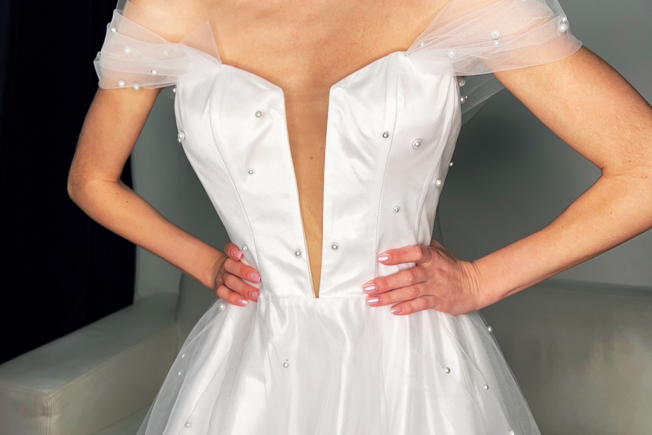 Sofistikované svatební šaty s perličky